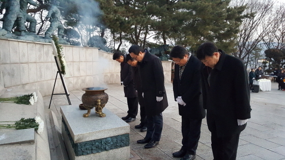 NSP통신-2일 안양 현충탑에서 정기열 경기도의장(가운데)을 비롯한 관계자들이 헌화와 분향을 하고 있다. (경기도의회)