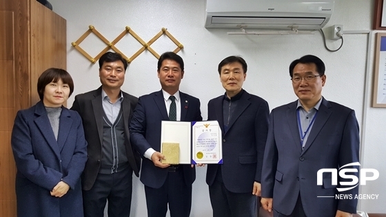 NSP통신-안주현 경산시의원 (왼쪽에서 세번째)가 경북지방경찰청장 감사장을 들어 보이고 있다. (경북경산경찰서)