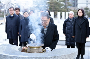 [NSP PHOTO]이재정 교육감, 헌화·분향 새해 첫 일정 시작