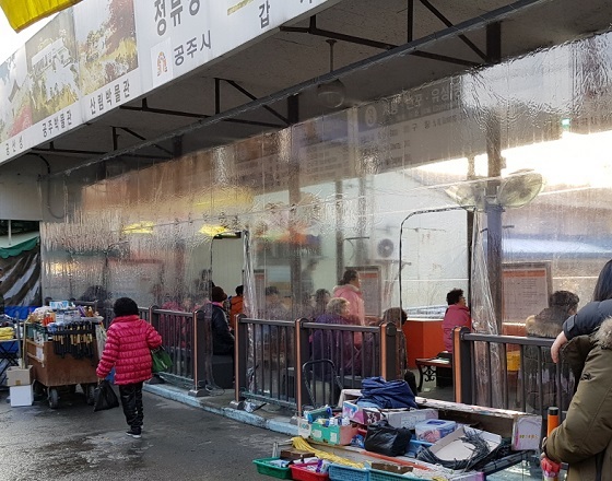 NSP통신-▲공주시가 시내버스 터미널 바람막이 및 승강장 발열의자 13개를 설치했다. (공주시)