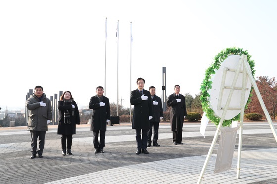 NSP통신-고양시의회 소영환 의장(가운데) 등 고양시의원들이 현충탑을 참배하고 있다. (고양시의회)