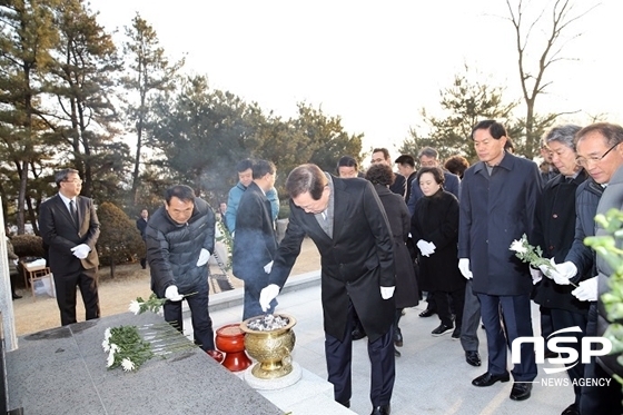 NSP통신-김항곤 경북 성주군수가 지난 2일 새해를 맞아 예산리 충혼탑을 찾아 성주의 발전을 기원했다. (경북 성주군)