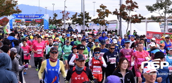 NSP통신-지난해 1월 8일 개최된 제12회 여수마라톤대회 참가선수들이 힘차게 출발점을 나서고 있다. (여수시)