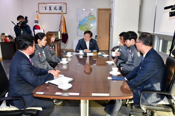 NSP통신-평창동계올림픽 선수 격려하는 이재명 성남시장(좌로 두번째). (성남시)