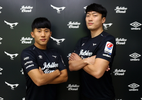 NSP통신-주현우(왼쪽), 김정현 성남FC 선수. (성남FC)