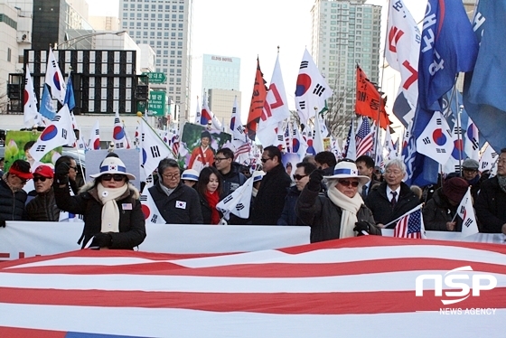 NSP통신-집회를 마친 친박단체 회원들이 반월당네거리에서 수성교까지 거리 행진을 진행하고 있다. (김덕엽 기자)