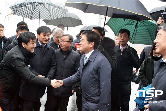 NSP통신-정승일 신임 한국가스공사 사징이 가스공사 관계자들과 악수를 하고 있다. (김덕엽 기자)