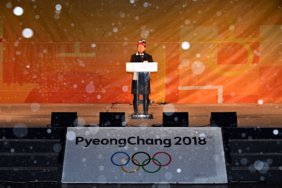 NSP통신-8일 오후 분당구 중앙공원에서 열린 평창동계올림픽 성화봉송 축하행사에 참석한 이재명 성남시장 모습. (성남시)
