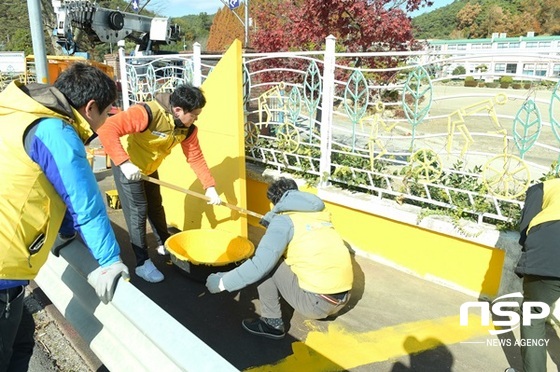 NSP통신-장성군 청년들이 학교 앞 횡단보도에 옐로카핏을 그리고 있다. (장성군)