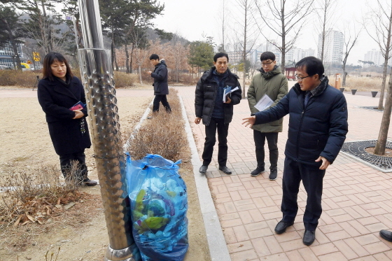 NSP통신-김태정 오산부시장이 주민 밀착형 공중시설을 둘러보고 있다. (오산시)