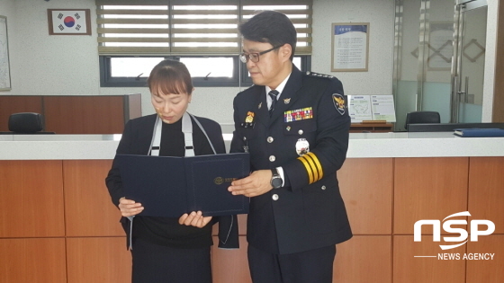 NSP통신-경주경찰서 배기환 서장이 지난 9일 보이스피싱 예방에 기여한 현곡 농협 정진희씨에게 감사장를 수여하고 있다. (경주경찰서)