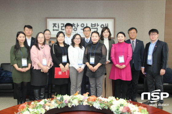 NSP통신-10일 대구과학대학교를 방문한 몽골민족대학교 교수연수단이 교내 접결실에서 박준 총장(2열 오른쪽에서 3번째)을 비롯한 보직교수들과 기념촬영을 하고 있다. (대구과학대학교)