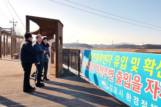 NSP통신-장영근 김포부시장이 농업현장을 챙기고 있다. (김포시)