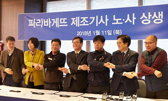 NSP통신-왼쪽부터 이재광 파리바게뜨 가맹점주협의회 대표, 이정미 정의당 대표, 신환섭 민주노총 전국화학섬유식품노조 위원장, 권인태 파리크라상 대표이사, 문현군 한국노총 중부지역공공산업노조 위원장, 우원식 더불어민주당 원내대표, 이남신 시민사회대책위원회 위원장. (SPC그룹 제공)