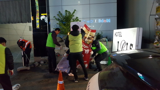 NSP통신-팔달구 관계자들이 수원역 테마거리 일원 불법 유동광고물 일제정비를 하고 있다.