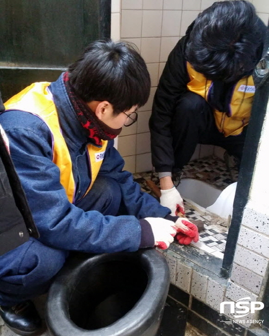 NSP통신-승진엔지니어링 마음이봉사단원들이 여수 동문동의 한 취약계층 자택 화장실에서 좌변기 교체 작업을 실시하고 있다. (여수시)