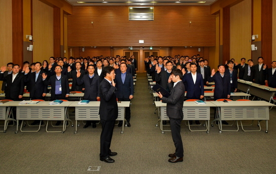 NSP통신-15일 중구 통일로에 위치한 농협은행 본사 대강당에서 손익목표 달성 및 윤리경영 실천 결의대회를 실시하고 있다. 박철홍 농협은행 여신심사·기업구조개선부문 부행장(왼쪽) (NH농협은행)