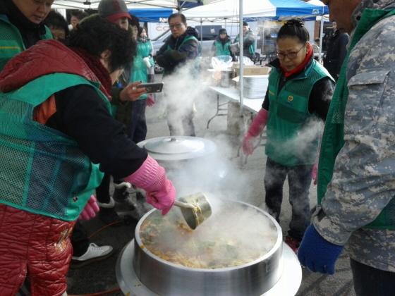 NSP통신-직장새마을운동 경주시협의회원과 경주시새마을회가 지난 12일 경주역 광장에서 국밥나누기 행사를 하고 있다. (경주시)