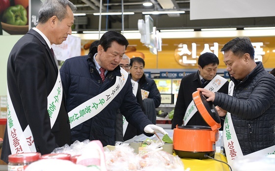 NSP통신-▲공주시가 2018년 신년맞이 고맛나루 농특산물 홍보판촉전을 펼쳤다. (공주시)