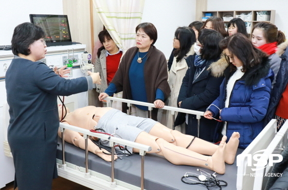 NSP통신-경일대학교 간호학과 실습실에서 진지하고 열정적인 모습으로 호흡음 청진 실습 교육에 참가하고 있는 보건교사들. (경일대)