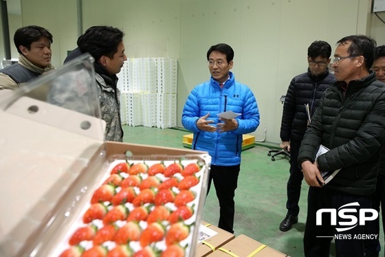 NSP통신-강진원 강진군수(가운데)가 최근 마음애그린 농산물 공동선별장을 방문해 딸기 농가 및 주민들의 의견에 귀 기울이고 있다. (강진군)