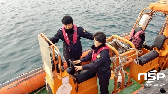 NSP통신-박경순 기획운영과장(오른쪽)이 고속단정을 점검하고 있다. (동해지방해양경찰청)