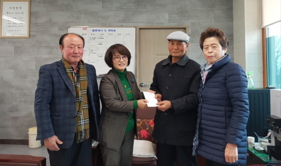 NSP통신-월성동 자연보호협의회 회원들이 지난 16일 후원금 20만원을 경북사회복지공동모금회에 전달하고 있다.
