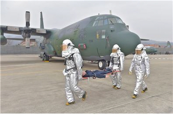 NSP통신-17일 공군 제15특수임무비행단이 실시한 항공기 화재진압훈련에서 인명구조반 요원들이 환자를 후송하고 있다. (공군 제15특수임무비행단)