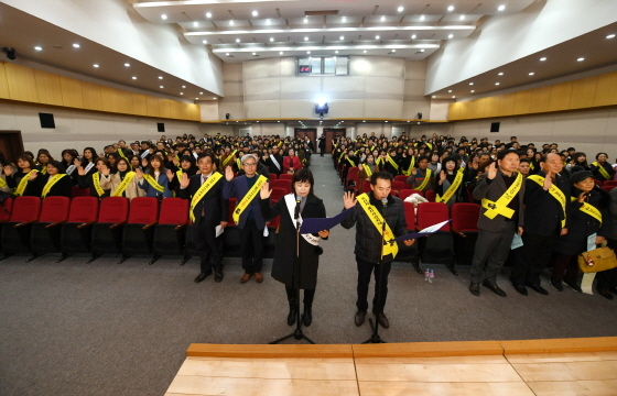 NSP통신-18일 오산시 무한돌봄센터에서 동절기 복지사각지대 제로화를 위한 복지 사각지대 발굴 결의 대회를 하고 있다. (오산시)