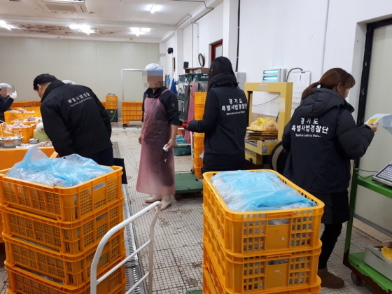 NSP통신-경기도특별사법경찰단 관계자들이 축산물제조가공업소 점검을 하고 있다. (경기도)