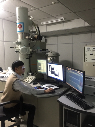 NSP통신-도내 특성화고 학생이 주사터널 전자현미경 실습에 참여하고 있다. (경기도)
