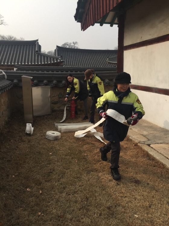 NSP통신-경주소방서 중요문화재 119안전돌봄대가 화재 진화 훈련을 하고있다. (경주소방서)