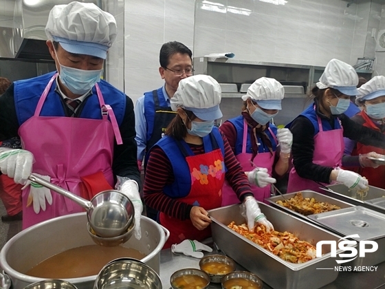 NSP통신-금부사랑봉사단 회원들이 황금종합사회복지관에서 배식을 준비하고 있다. (금부사랑봉사단)