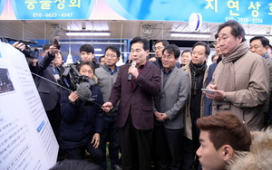 [NSP PHOTO]이낙연 총리, 여수수산시장 방문···주철현 시장과 상인 격려