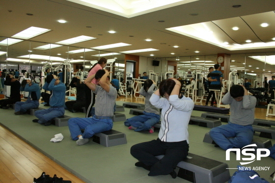 NSP통신-포항제철소가 운영하는 거북목 증후군 운동치료 프로그램에 참석한 직원들이 목 어깨 스트레칭을 하고 있다. (포항제철소)