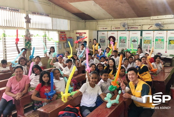 NSP통신-경일대 학생들이 필리핀 티폴로 초등학생을 대상으로 풍선아트, 심폐소생술 교육을 실시하고 있다. (경일대학교)
