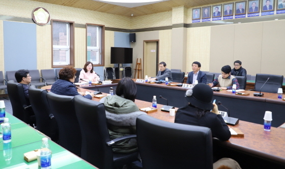 NSP통신-22일 김혜영 자치행정위원장이 평택시 육성예술단 관계자들과 간담회를 진행하고 있다. (평택시의회)