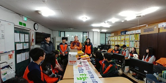 NSP통신-독도사랑회 관계자들이 성남시 노숙인종합지원센터에 위문품을 전당하고 있다. (독도사랑회)