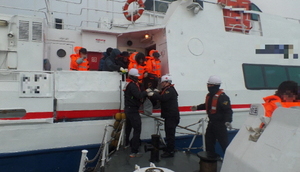 [NSP PHOTO]목포해경, 양식장 어망에 걸린 여객선 승객 9명 구조