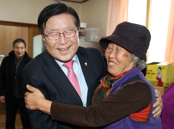 NSP통신-▲한상기 태안군수가 군민들의 큰 호응속에 군민과의 현장대화를 마무리했다. (태안군)