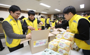 [NSP PHOTO]동서식품, 서대문종합사회복지관에 겨울나기 식료품 후원