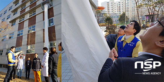 NSP통신-김장주 경상북도 행정부지사가 27일 경주 위더스요양병원에서 경사강하식 구조대 직접 시연해 본뒤 거동불편 노인 이용 문제점 등에 대해 지적하고 있다. (경북도)