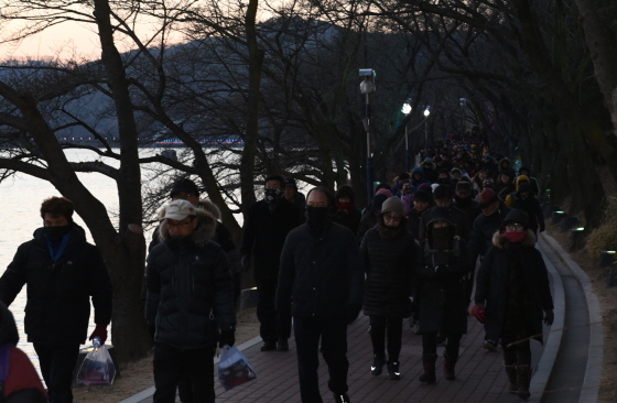 NSP통신-작년 보문호반 달빛걷기에 참여한 주민들이 보문호반을 거닐고 있다. (경북관광공사)