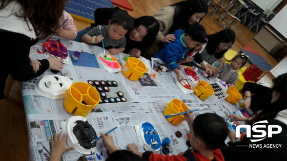 NSP통신-유아들과 미술수업에 집중하고 있는 호산대 유아교육과 예비교사들. (호산대학교)