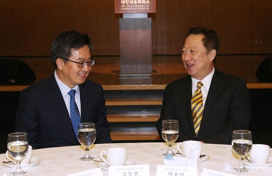 NSP통신-박용만 대한상의 회장(오른쪽)과 김동연 부총리가 환담을 하고 있다.