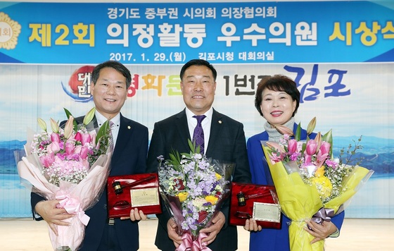 NSP통신-안성환(좌)-이길숙(우) 광명시의원과 이병주(중앙) 광명시의장이 기념사진을 촬영하고 있다. (광명시의회)