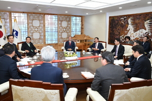 [NSP PHOTO]최양식 경주시장, 김관용 경북지사 면담 갖고 가뭄극복 협조요청