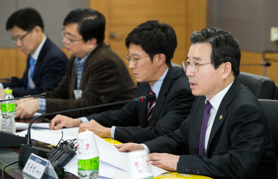 NSP통신-김용범 금융위 부위원장이 30일 서울 종로구 정부서울청사 금융위원회에서 열린 개인신용평가체계 개선을 위한 금융권 간담회에서 모두발언을 하고 있다. (금융위원회)