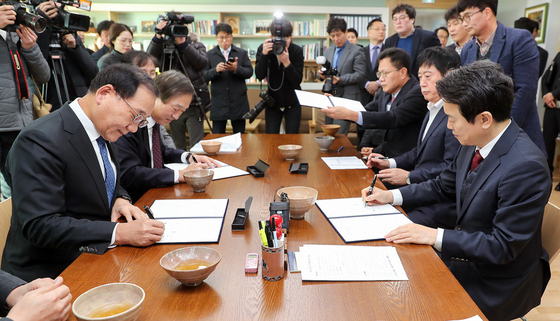 NSP통신-30일 경기도청 도지사 집무실에서 남경필 경기도지사와 정찬민 용인시장, 김용학 연세대학교 총장, 윤도흠 연세의료원장이 경기도-용인시-연세의료원 의료인공지능 연구협력 MOU에 서명을 하고 있다. (경기도)