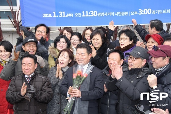 NSP통신-지지자들과 기념사진을 촬영하는 박승원 경기도의원. (박승봉 기자)